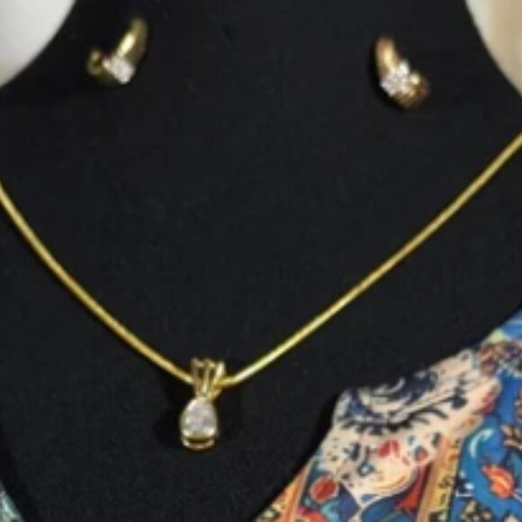 Great Christmas Gift Tunic top pair of leggings Necklace plus Earrings all NWOT - Picture 9 of 9